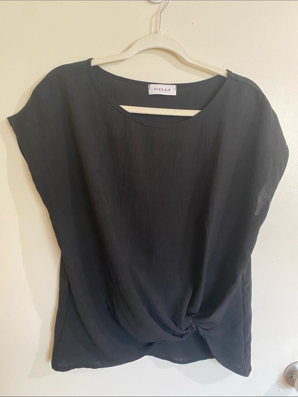 Gilli Elegant Black Short-Sleeve Twist-Hem Blouse